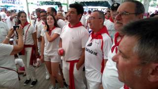 Fêtes de Bayonne 2017  le choeur basque Lagunt eta Maita interprète quotHegoakquot [upl. by Forrester]