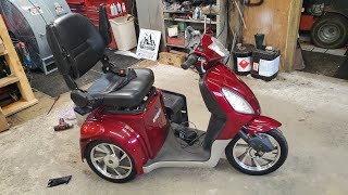 Ewheels EW36 electric scooter battery change [upl. by Ferrell256]