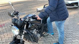 Motorrad aufbocken  Technik statt Kraft [upl. by Neral269]